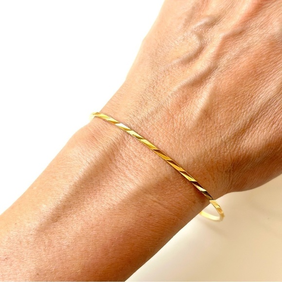 🔴 5 for $10 ONE Gold Tone Dangle Bracelet - Picture 2 of 5